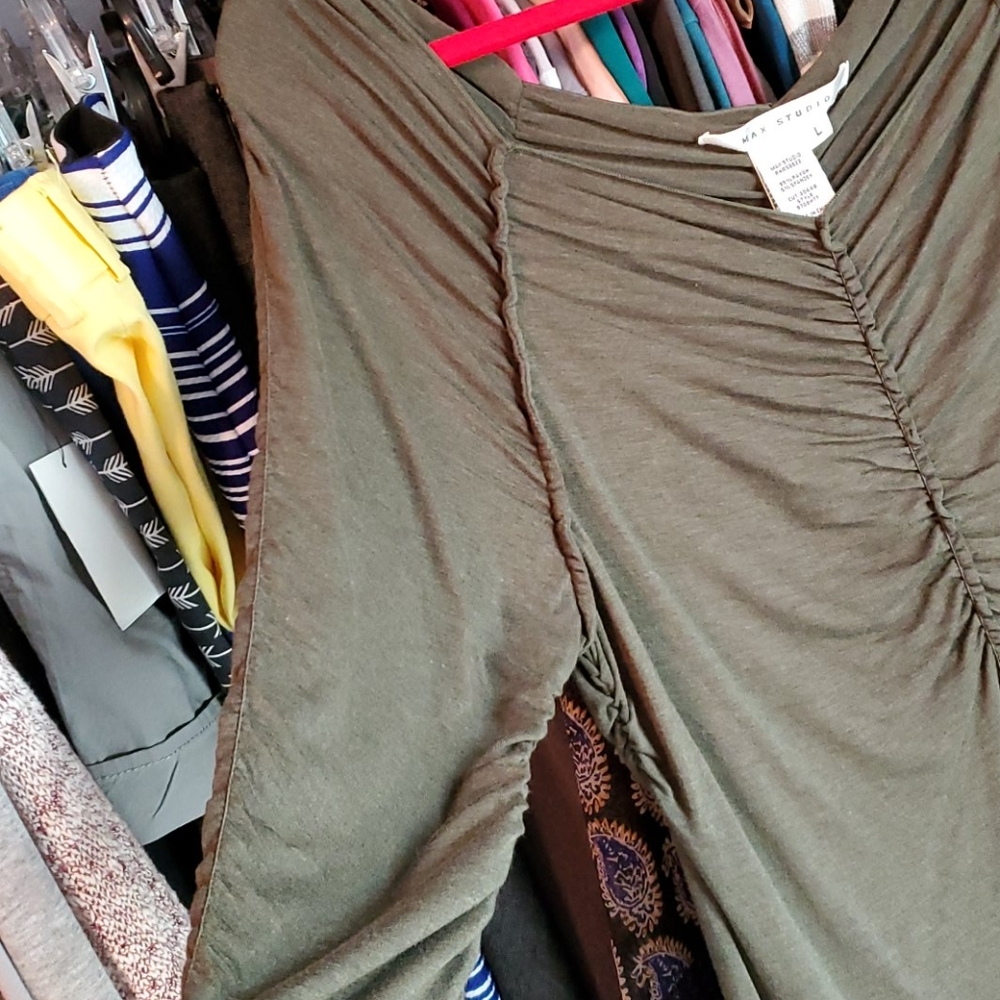 Max Studio off-the-shoulder army green t-shirt - Picture 3 of 3